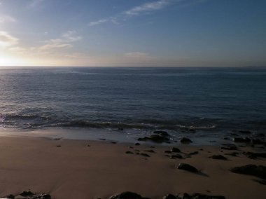Playa Blanca plajından okyanus manzarası, Lanzarote Adası, Kanarya takımadaları. Doğanın güzelliği.
