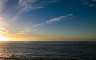 Playa Blanca plajından okyanus manzarası, Lanzarote Adası, Kanarya takımadaları. Doğanın güzelliği.