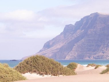Lanzarote Adası 'ndaki Sandy Beach Caleta de Famara. Kanaryalar. Sörfçüler arasında ikonik bir yer.