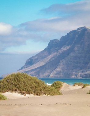 Lanzarote Adası 'ndaki Sandy Beach Caleta de Famara. Kanaryalar. Sörfçüler arasında ikonik bir yer.