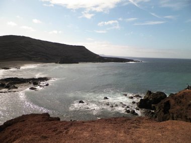 El Golfo plajındaki uçurumlar. Lanzarote Adası. Popüler turistik cazibe.