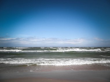 Baltık Denizi 'nin nefes kesici manzarası. Fırtına yaklaşıyor. Gökyüzünde boşluk kopyala.