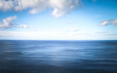 Atlantik Okyanusu 'nun çarpıcı manzarası. Gökyüzünde boşluk kopyala.