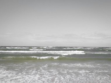 Baltık Denizi 'nin nefes kesici manzarası. Gökyüzünde boşluk kopyala.