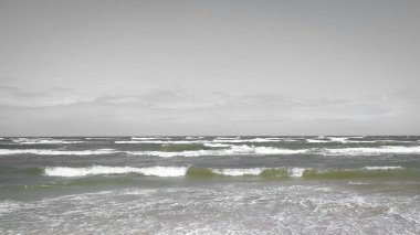 Baltık Denizi 'nin nefes kesici manzarası. Fırtına yaklaşıyor. Gökyüzünde boşluk kopyala.