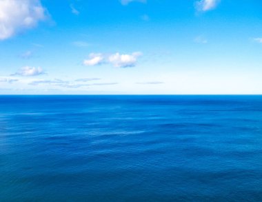 Atlantik Okyanusu 'nun çarpıcı manzarası. Gökyüzünde boşluk kopyala.