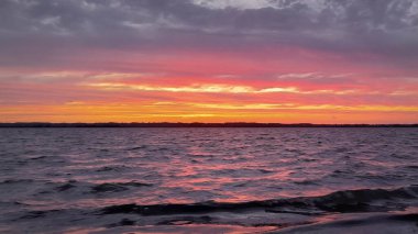 Baltık Denizi üzerinde gün doğumu ya da gün batımı. Doğanın güzelliği.