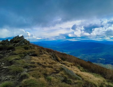 Dağın tepesinden Bieszczady 'nin güzel manzarası. Dağ turizmi.