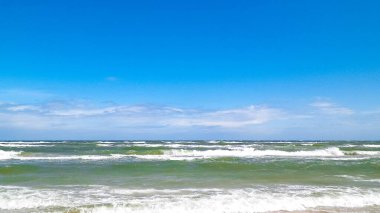 Baltık Denizi 'nin nefes kesici manzarası. Gökyüzünde boşluk kopyala.