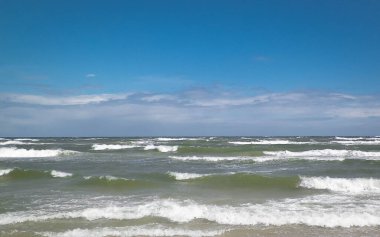 Baltık Denizi 'nin nefes kesici manzarası. Gökyüzünde boşluk kopyala.