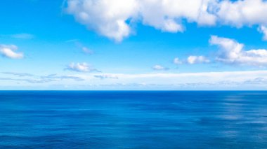 Atlantik Okyanusu 'nun çarpıcı manzarası. Gökyüzünde boşluk kopyala.