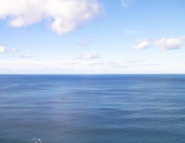 Atlantik Okyanusu 'nun çarpıcı manzarası. Gökyüzünde boşluk kopyala.