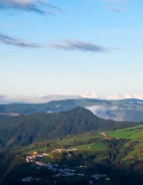 Sao Miguel adasının dağ manzarası. Azores takımadaları. Doğanın güzelliği.
