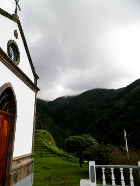 Sao Miguel Adası 'ndaki tropikal ormanda küçük bir kilise.
