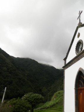 Sao Miguel Adası 'ndaki tropikal ormanda küçük bir kilise.