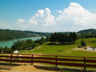 Polonya, Kashubia 'daki Wiezyca bölgesinin kırsal arazisi. Arka planda otlaklar, çayırlar ve Ostrzyckie gölü.