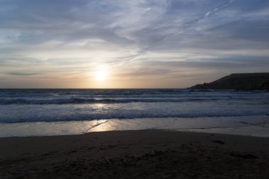 Golden Bay Malta 'da muhteşem bir gün batımı. Güneşli günün sonu.