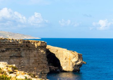 Marfa Yarımadası manzarası. Malta 'nın kuzeyi.
