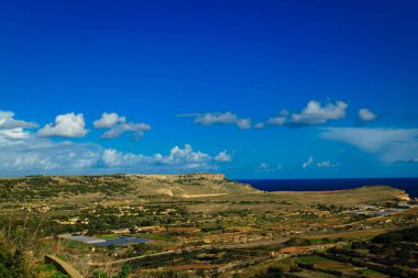 Marfa Yarımadası manzarası. Malta 'nın kuzeyi.