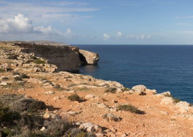 Marfa Yarımadası manzarası. Malta 'nın kuzeyi.