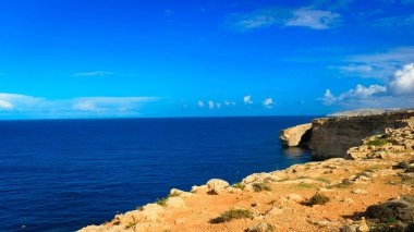 Marfa Yarımadası manzarası. Malta 'nın kuzeyi.