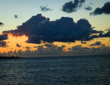 Akdeniz üzerinde güzel gün doğumu veya gün batımı gökyüzü.