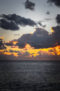 Akdeniz üzerinde güzel gün doğumu veya gün batımı gökyüzü.