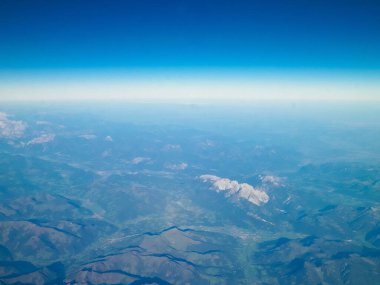 Dünya ve Alp Dağları 'nın Ufku. Uzay gemisi ya da uçaktan görüntüle.