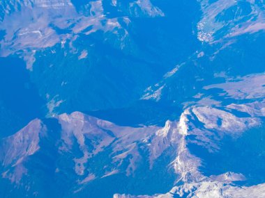 Alpler, uçağın penceresinden dağların manzarası. Toprak bükme ve doğa kavramı.