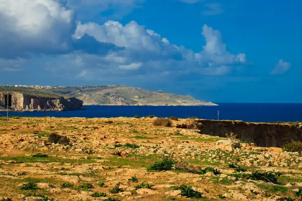 Marfa yarımadasındaki kayalıklardan Akdeniz manzarası. Malta Adası.