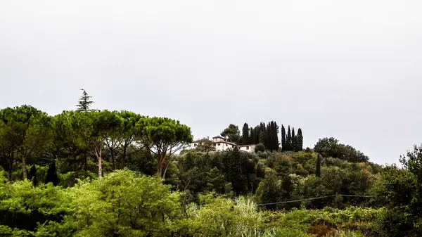 İtalya 'da sonbahar - Toskana tepeleri bulutlu bir günde. Bulutlu gökyüzünde uzayı kopyala.
