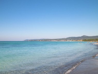 İtalya, Vada 'da sahil ve sahil. Şeffaf, turkuaz su ve beyaz kum. Seyahat ve doğa kavramı.