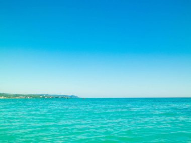 Sahil ve şeffaf, Tiren Denizi 'nin turkuaz suyu. Seyahat ve doğa kavramı. Güneşli bir yaz günü. Boşluğu kopyala.