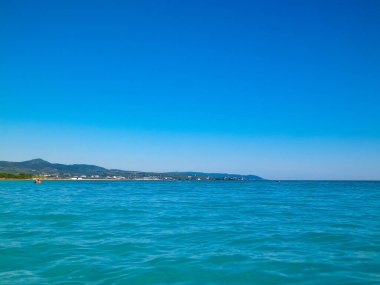 Tiren Denizi 'nin turkuaz suyu. Seyahat ve doğa kavramı. Güneşli bir yaz günü. Boşluğu kopyala.