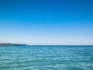Tiren Denizi 'nin turkuaz suyu. Seyahat ve doğa kavramı. Güneşli bir yaz günü. Boşluğu kopyala.