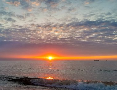 Baltık Denizi üzerinde gün batımı. Doğanın güzelliği.