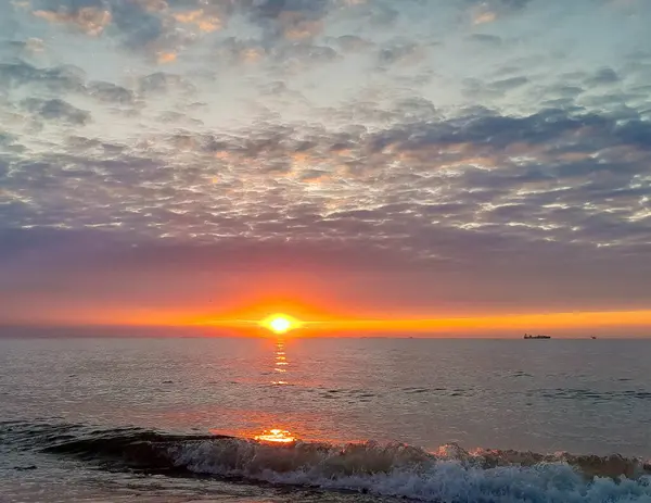 Baltık Denizi üzerinde gün batımı. Doğanın güzelliği.