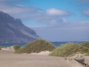 Lanzarote Adası 'ndaki Sandy Beach Caleta de Famara. Kanaryalar. Sörfçüler arasında ikonik bir yer.
