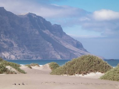 Lanzarote Adası 'ndaki Sandy Beach Caleta de Famara. Kanaryalar. Sörfçüler arasında ikonik bir yer.