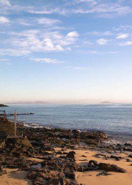 Playa Blanca plajından okyanus manzarası, Lanzarote Adası, Kanarya takımadaları. Doğanın güzelliği.