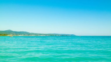 Sahil ve şeffaf, Tiren Denizi 'nin turkuaz suyu. Seyahat ve doğa kavramı. Güneşli bir yaz günü. Boşluğu kopyala.