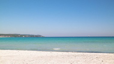 A beautiful sandy beach in Vada. Tuscany racej is not associated with tropical views. As you can see in the picture, here you will also find turquoise water and snow-white sand.