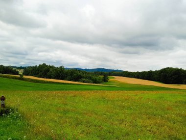 Kashubia 'daki çayırların üzerindeki kara bulutlar. Fırtına geliyormuş. Kuzey Polonya 'nın güzel doğası.