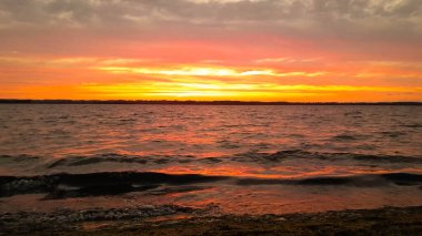 Baltık Denizi üzerinde güzel bir gün doğumu. Polonya Gdansk Körfezi. Doğanın güzelliği konsepti.