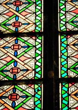 Mimari arka plan olarak lekeli camlar. Frombork 'ta baş-görüşürüz. Sanat geçmişi. Frombork Katedrali 'nde Aziz Andrew.