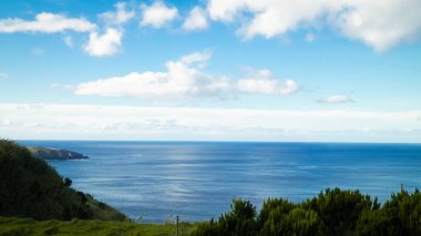 Sao Miguel 'in sahil kayalıkları, Azores adaları. Doğanın güzelliği, boşluğu mavi gökyüzünde kopyala.