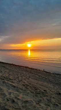 Baltık Denizi üzerinde güzel bir gün doğumu. Polonya Gdansk Körfezi. Doğanın güzelliği konsepti.