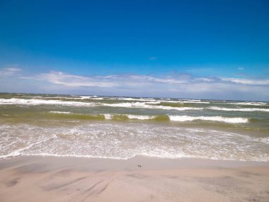 Baltık Denizi. Boşluğu mavi gökyüzünde kopyala.