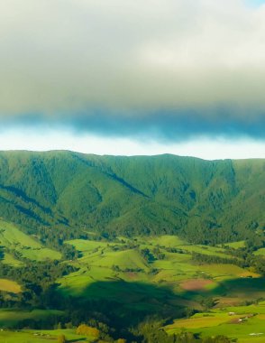 Caldeira do Alferes yakınlarındaki Sao Miguel 'deki dağların nefes kesici manzarası. Azorian Takımadasının Güzelliği.