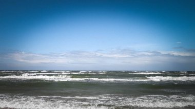 Baltık Denizi. Boşluğu mavi gökyüzünde kopyala.